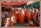 Devotees of Orissa and sadhus from Kolkata play the zalars and welcome Swamishri 