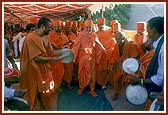 Devotees of Orissa and sadhus from Kolkata play the zalars and welcome Swamishri 