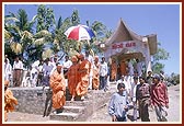 Darshan of Yogi Ghat by the banks of river Shetrunji where Jhina Bhagat (Yogiji Maharaj) used to meditate