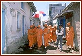 Swamishri outside the mandir