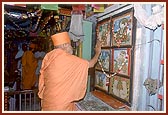 Swamishri engaged in darshan of murtis in the hari mandir where Jhina Bhagat (Yogiji Maharaj) had performed puja and services