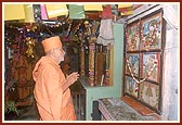 Swamishri engaged in darshan of murtis in the hari mandir where Jhina Bhagat (Yogiji Maharaj) had performed puja and services
