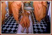 Swamishri offers dandvats at Shriji Maharaj's memorial mandir in Laxmivadi
