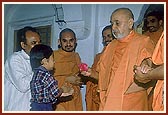 A young boy welcomes Swamishri