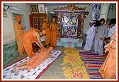 Swamishri performs dandvats to Thakorji