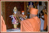 Swamishri performs murti-pratishtha rituals in hari mandir