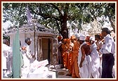 Swamishri at the memorial shrine of Shri Unnad Bapu