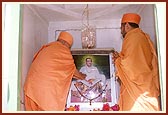 Swamishri performs pratishtha of Shri Amra Bapu's murti in the memorial shrine