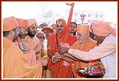 Swamishri and Shri Ramnareshacharyaji perform the opening ceremony of the festival at the main entrance