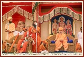 Swamishri blesses the assembly