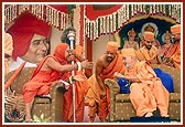 Swamishri converses with Shri Ramnareshacharyaji