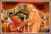 Swamishri honors Shri Ramnareshacharyaji with a garland