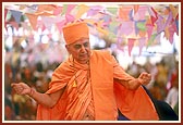 Swamishri blesses the participants in the yagna