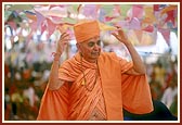 Swamishri blesses the participants in the yagna