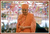 Swamishri blesses the participants in the yagna