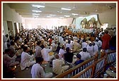 Swamishri and devotees perform the pratishtha arti