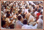 Swamishri and devotees perform the pratishtha arti