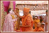 Swamishri performs pujan of murtis in the yagna