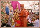 Swamishri performs pujan of murtis in the yagna