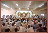 Swamishri and devotees perform the pratishtha arti