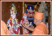 Swamishri performs the murti-pratishtha rituals of Shri Akshar Purushottam Maharaj