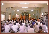 Swamishri and devotees perform the pratishtha arti