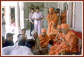 Swamishri resolves a dispute between family members 