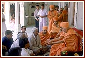 Swamishri resolves a dispute between family members 