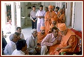 Swamishri resolves a dispute between family members 