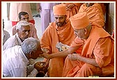 Swamishri requests to give up their differences and pleases them by giving prasad