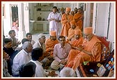 Swamishri requests to give up their differences and pleases them by giving prasad