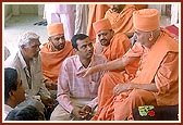 Swamishri requests to give up their differences and pleases them by giving prasad