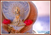 Swamishri performed his morning puja at the Amblivali Farm while sadhus and parshads have darshan