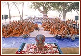 Swamishri performed his morning puja at the Amblivali Farm while sadhus and parshads have darshan