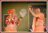 With kartals in hand, Swamishri in a divine mood joins Pujya Ghanshyamcharan Swami while he dances