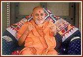 Swamishri in a joyous mood, clapping to the tune of a bhajan sung by sadhus