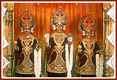 Annakut darshan of Thakorji (middle shrine)