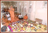 Swamishri performs arti