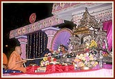 Swamishri rocks the cradle of Thakorji