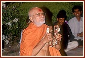 Pujya Hariprakash Swami dances with kartals in hand