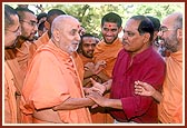 Swamishri meets a devotee