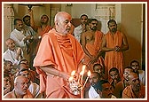 Swamishri performs arti at Smruti Mandir