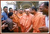 Suresh being humorous before Swamishri
