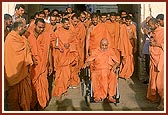 Swamishri on his way to the Smruti Mandir for darshan