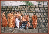 Swamishri observes the construction work