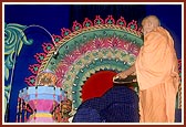 Performs arti of Thakorji