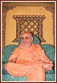  Swamishri in a joyous mood during a satsang assembly