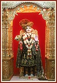  'Raho ju more nainome Shri Ghanshyam ...' Shri Ghanshyam Maharaj