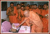  Swamishri engaged in darshan of Shri Harikrishna Maharaj during early morning