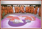  Swamishri observes the rangoli of Yogiji Maharaj and himself done by a youth before the Yogi Smruti Mandir 